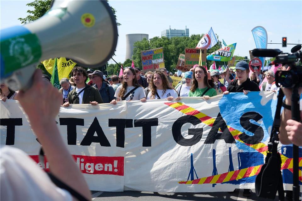 Mehrere Tausend Menschen haben am Samstag in Hamm gegen den Bau neuer Gaskraftwerke demonstriert.Bernd Thissen/dpa