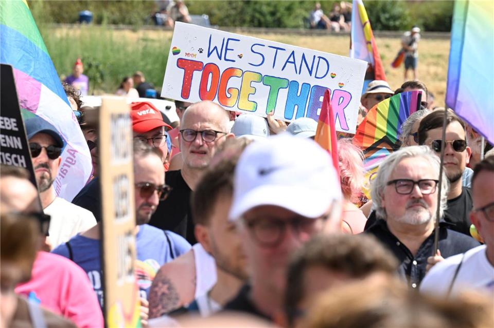 Mehrere Tausend Menschen haben in Köln für den Schutz der queeren Community demonstriert.Roberto Pfeil/dpa
