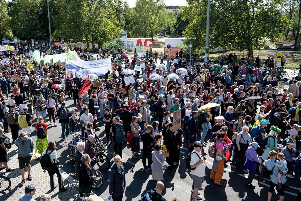 Mehrere Tausend Menschen nahmen teil.Fabian Sommer/dpa
