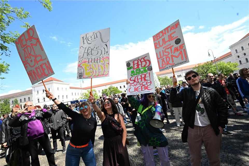 Mehrere Tausend Menschen nehmen in München an der „Krachparade“ teil. Felix Hörhager/dpa