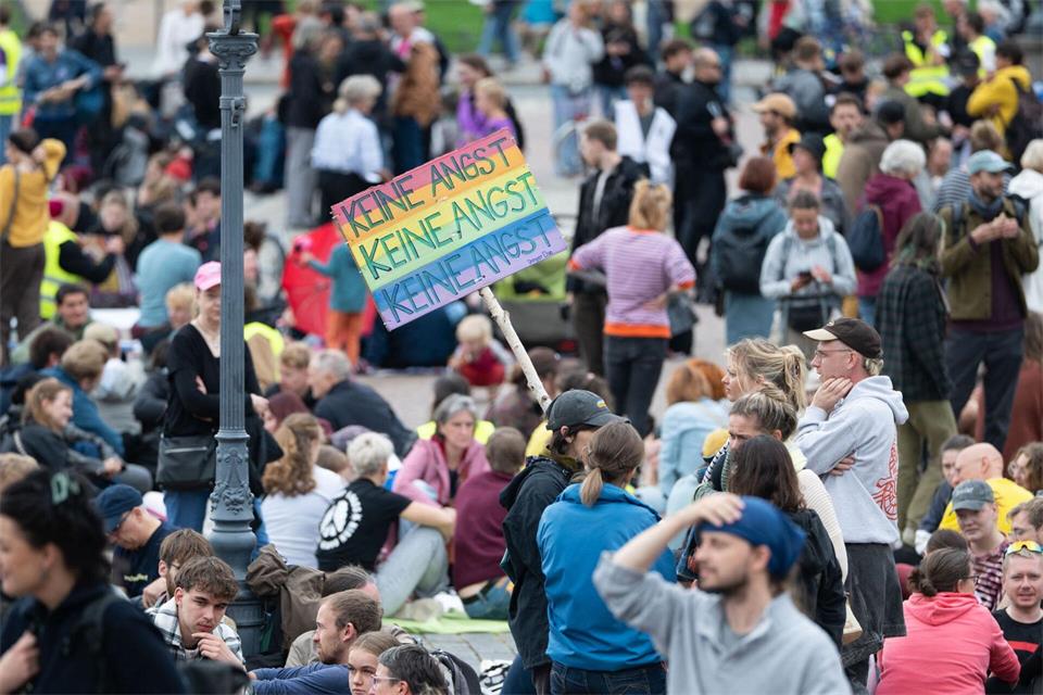 Mehrere Tausend Menschen sind gegen einen Rechtsruck in Deutschland auf die Straße gegangen. Katharina Kausche/dpa