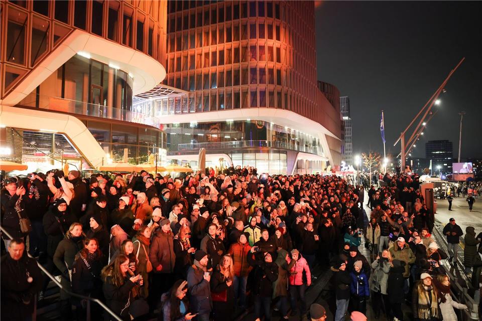 Mehrere Tausend Menschen verfolgten die Show am Chicagokai. Christian Charisius/dpa