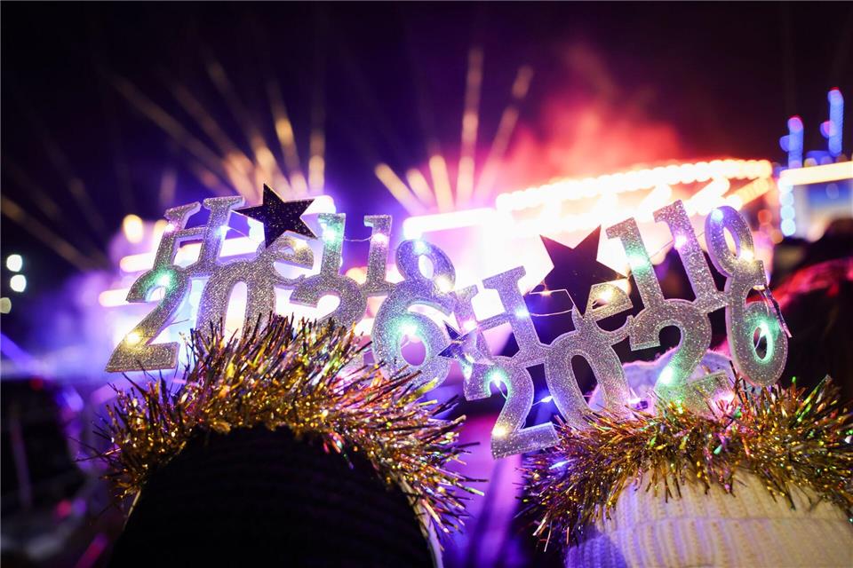 Mehrere Tausend Menschen verfolgten die Show vom Chicagokai. Christian Charisius/dpa