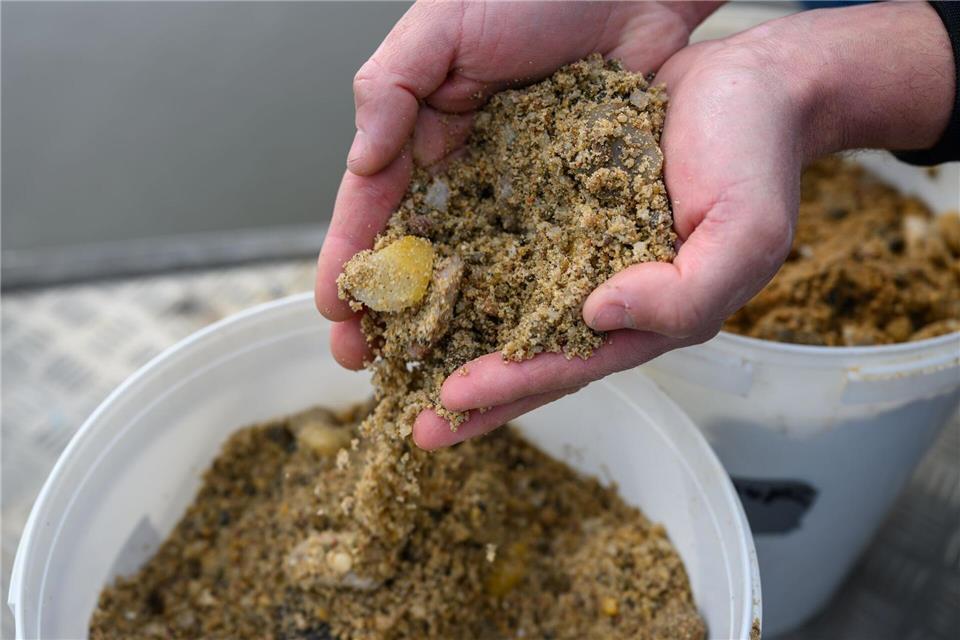 Mehrere Tonnen Sand und Kies werden regelmäßig in die Elbe eingebracht.Hendrik Schmidt/dpa