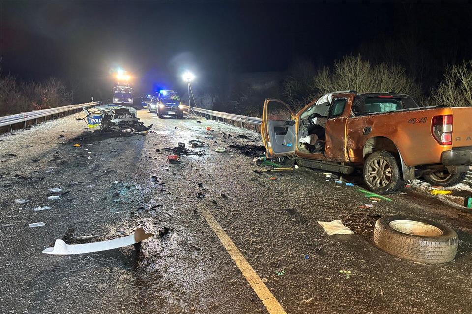 Mehrere Trümmer lagen auf der Bundesstraße.-/PP Oberfranken/dpa