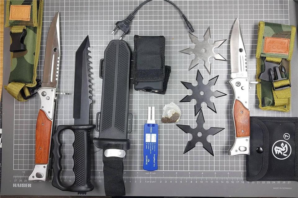 Mehrere Waffen und Drogen fanden die Ermittler bei den beiden Teenagern.-/Bundespolizeiinspektion Waldmünchen /dpa