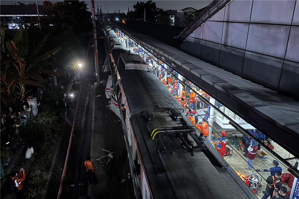Mehrere Waggons wurden bei der Kollision beschädigt.Ahmad Ibrahim/AP/dpa