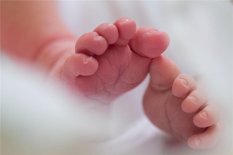 Mehrere Wochen konnte das Team am Uniklinikum die Schwangerschaft nach dem vorzeitigen Blasensprung aufrechterhalten, sodass am Ende die kleine Eva gesund zur Welt kommen konnte. (Symbolbild)Arno Burgi/dpa-Zentralbild/dpa
