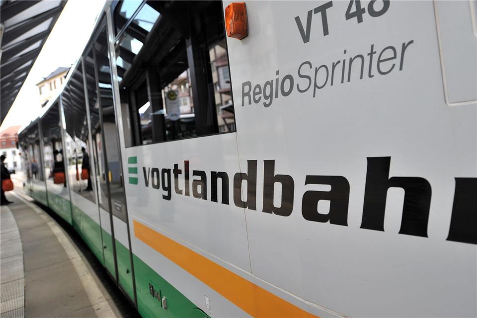 Mehrere Wochen lang fahren zwischen Gera und Weischlitz keine Züge. Ersatzbusse übernehmen den Verkehr. (Symbolbild)picture alliance / dpa