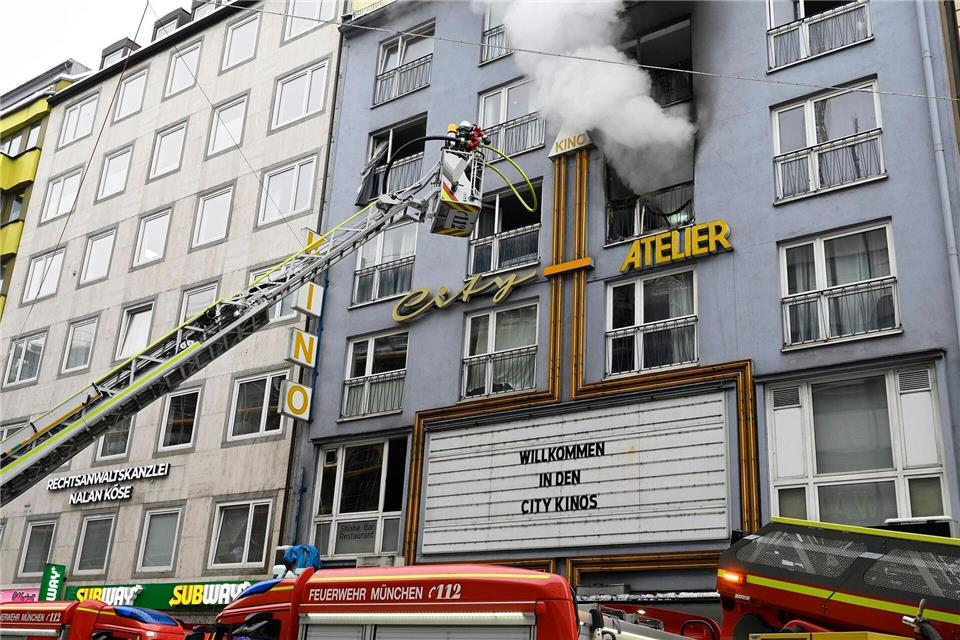 Mehrere Wohnungen sind nicht mehr bewohnbar.Florian Reichmann/Berufsfeuerwehr München/dpa