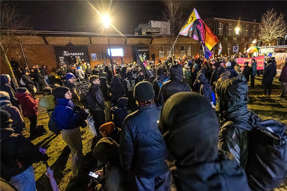 Mehrere hundert Menschen demonstrieren in Cottbus gegen rechtsextreme Gewalt. Frank Hammerschmidt/dpa