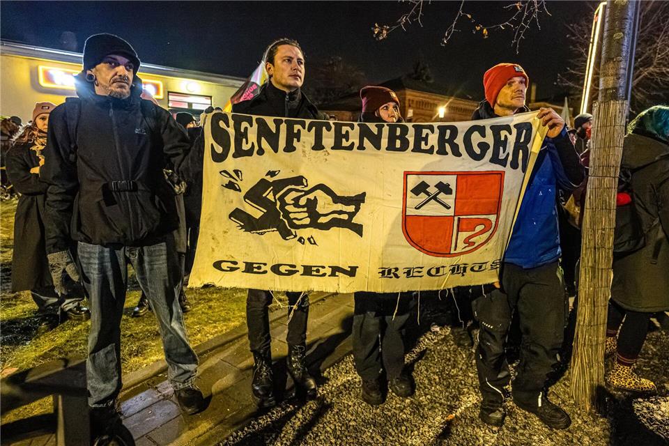 Mehrere hundert Menschen demonstrieren in Cottbus gegen rechtsextreme Gewalt. Frank Hammerschmidt/dpa