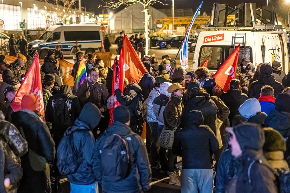 Mehrere hundert Menschen demonstrieren in Cottbus gegen rechtsextreme Gewalt. Frank Hammerschmidt/dpa