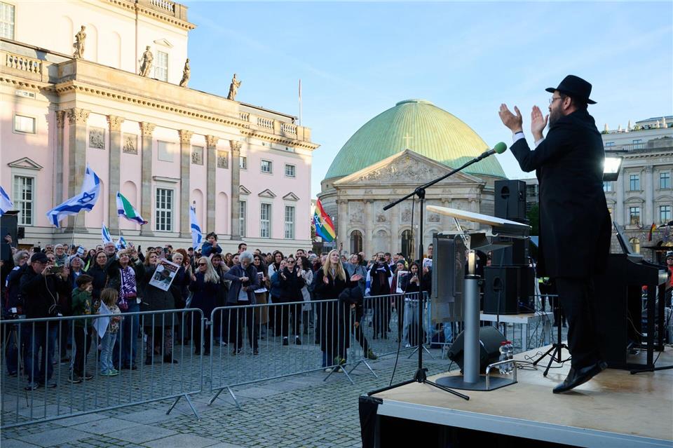 Hunderte feiern in Berlin Freilassung israelischer Geiseln Mehrere hundert Menschen feiern in Berlin die Rückkehr der noch lebenden Geiseln.Annette Riedl/dpa