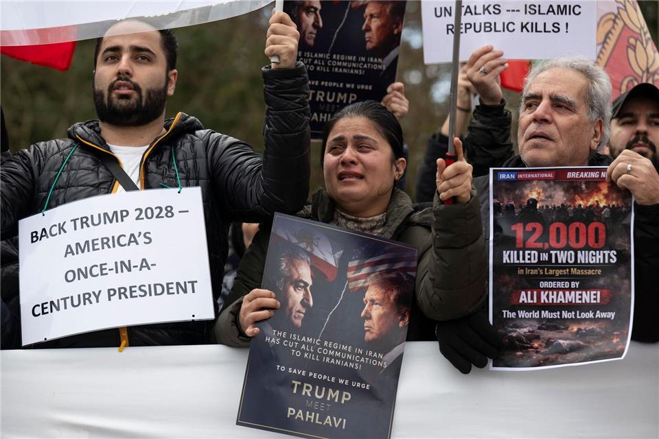 Mehrere hundert Menschen haben am Donnerstag vor dem Frankfurter US-Generalkonsulat für ein Ende des iranischen Mullah-Führung demonstriert. Boris Roessler/dpa