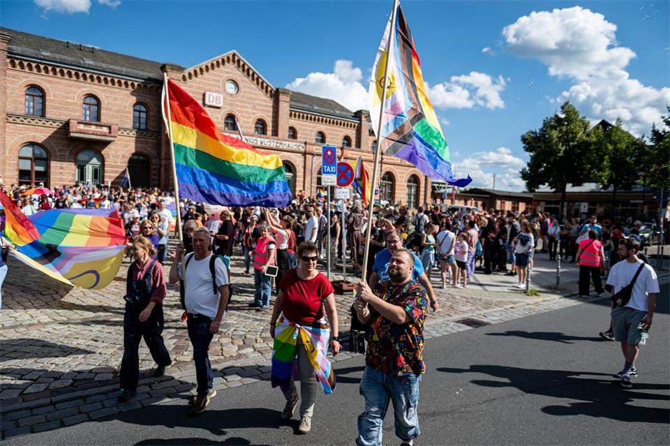 Mehrere hundert Menschen haben beim Christopher Street Day in Königs Wusterhausen für Toleranz und Vielfalt geworben.Fabian Sommer/dpa