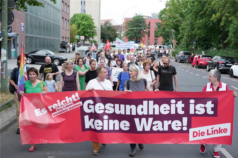Mehrere hundert Menschen haben in Potsdam vor weiteren Schließungen bei Krankenhäusern und vor Kürzungen gewarnt.Sven Kaeuler/dpa