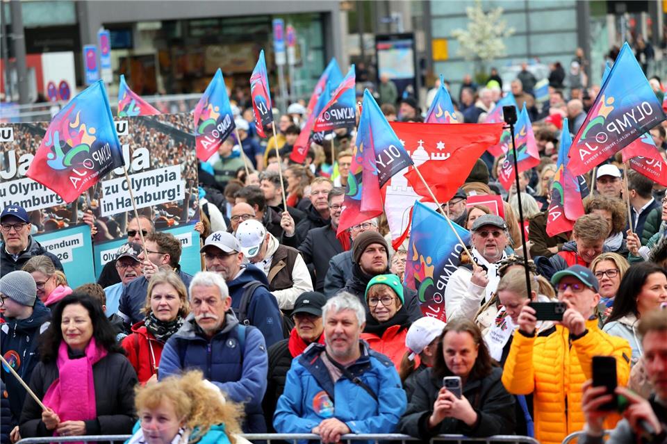 Mehrere hundert Menschen haben sich in Hamburg versammelt, um für Olympia zu demonstrieren.Christian Charisius/dpa