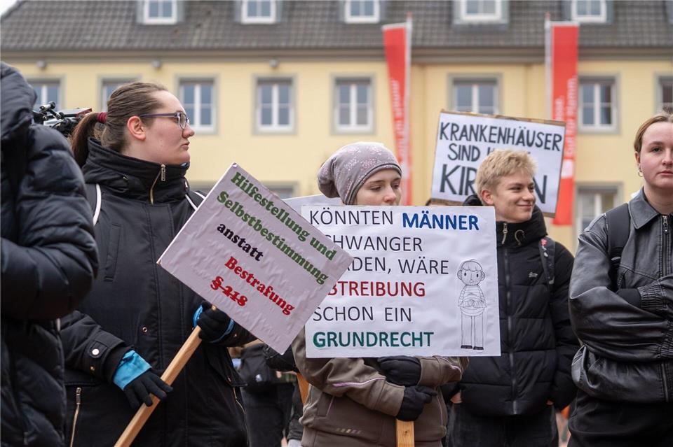 Mehrere hundert Menschen kamen zu der Demo.Max Lametz/dpa