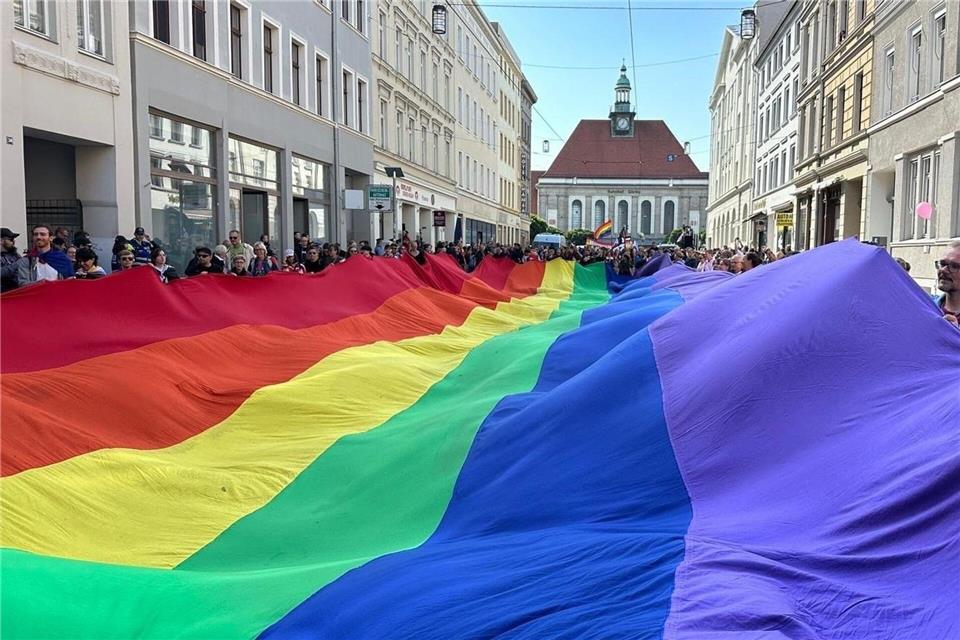 Mehrere hundert Menschen kamen zum CSD in der Grenzstadt.Danilo Dittrich/dpa