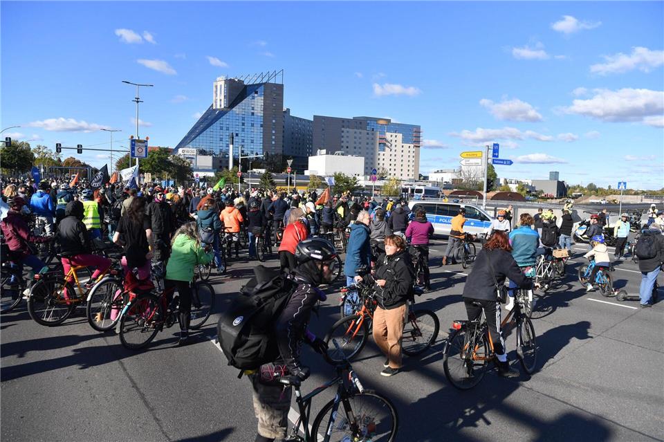Mehrere hundert Menschen nahmen zu Fuß oder mit dem Rad an einer Demonstration gegen den Ausbau der Autobahn 100 teil. Paul Zinken/dpa