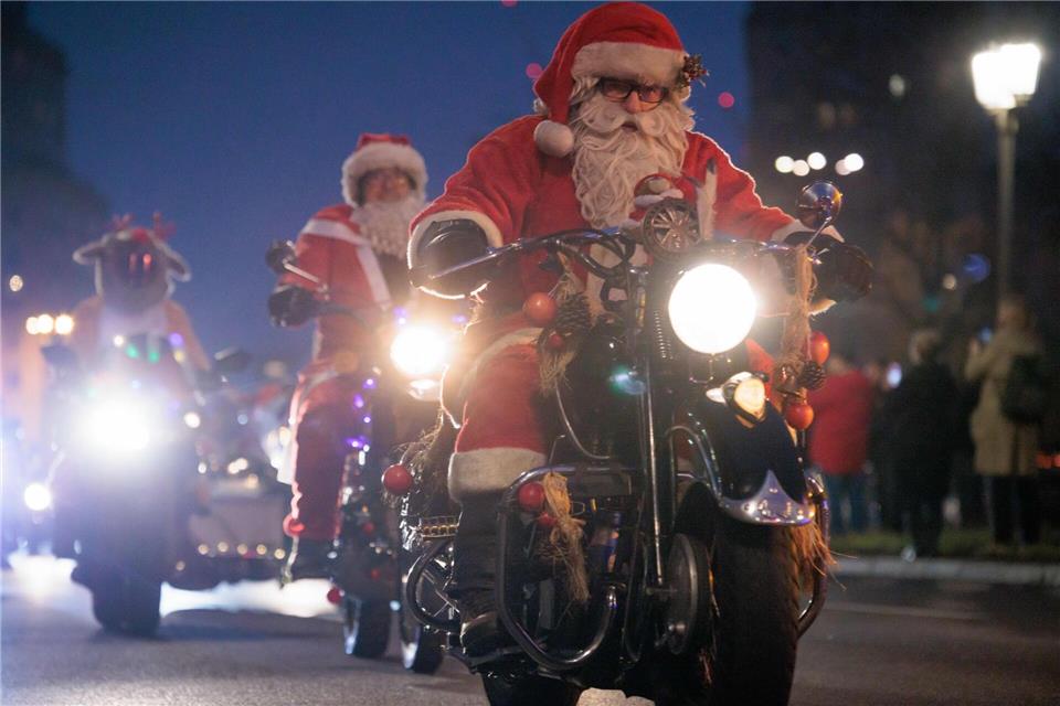 Mehrere hundert Weihnachtsmänner brausten heute auf Motorrädern durch Berlin. Carsten Koall/dpa