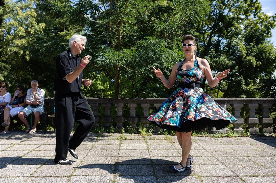 Mehrere tausend Besucher werden auch in diesem Jahr zum European Elvis Festival in Bad Nauheim erwartet. Bei Konzerten, Führungen und zahlreichen weiteren Veranstaltungen wollen sie die Musik und Karriere ihres Idols feiern. (Archivbild)Hannes P. Albert/dpa