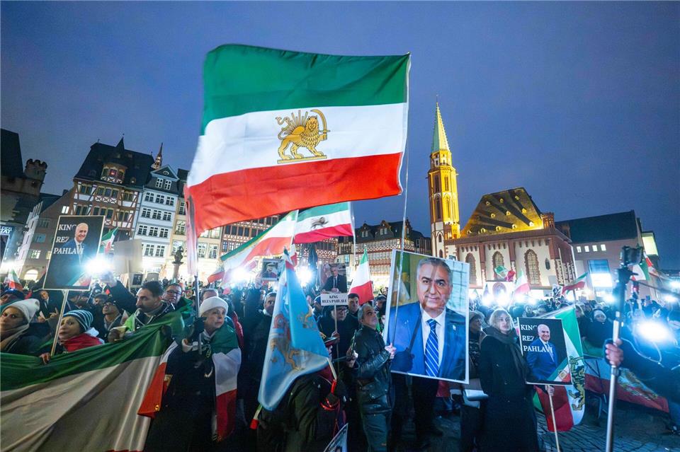 Mehrere tausend Demonstranten kamen zu dem Protestzug gegen das iranische Regime in die Innenstadt von Frankfurt.Boris Roessler/dpa