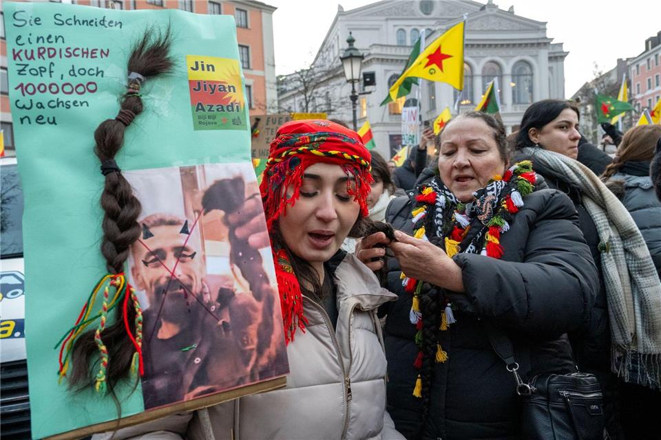 Mehrere tausend Menschen demonstrieren in Nürnberg und München gegen das Vorrücken syrischer Truppen in Nordsyrien.Stefan Puchner/dpa