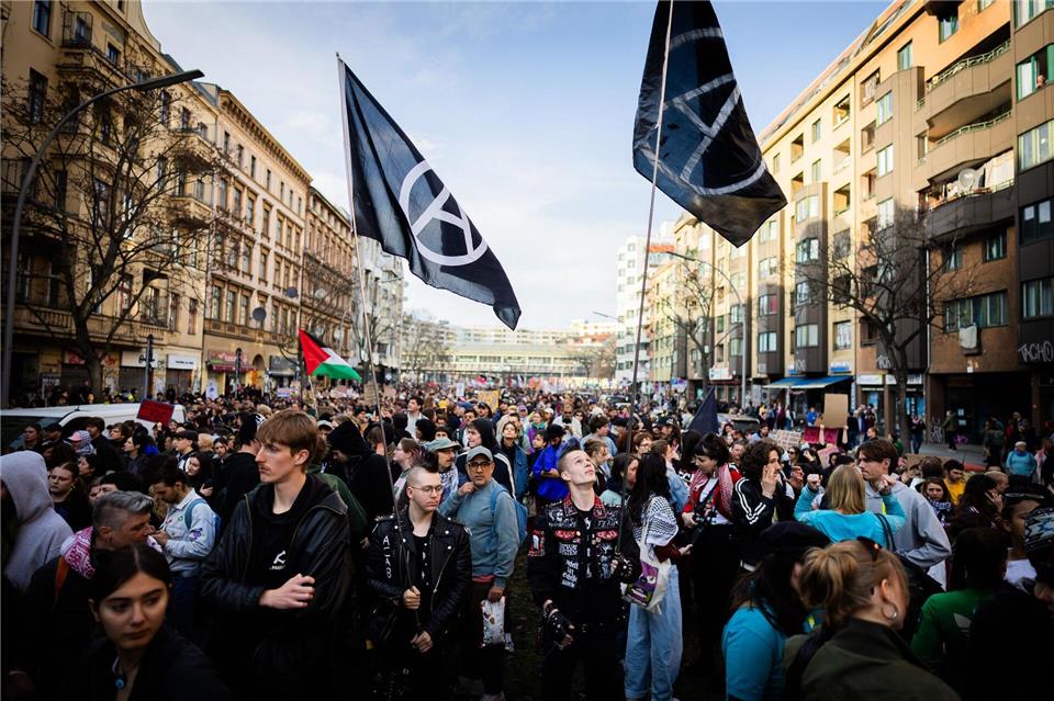 Mehrere tausend Menschen nahmen in Berlin an einer Demonstration unter dem Motto „8. März International“ teil. Christoph Soeder/dpa