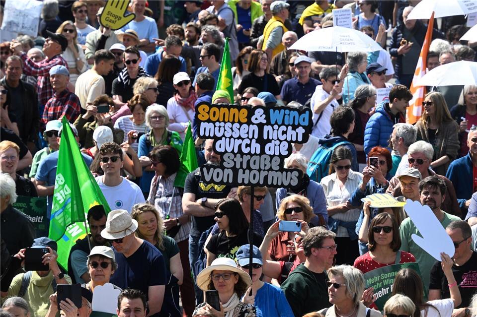 Mehrere tausend Menschen versammelten sich in München bei einer Ökostrom-Kundgebung gegen die Sparpläne von Bundeswirtschaftsministerin Katharina Reiche. Felix Hörhager/dpa