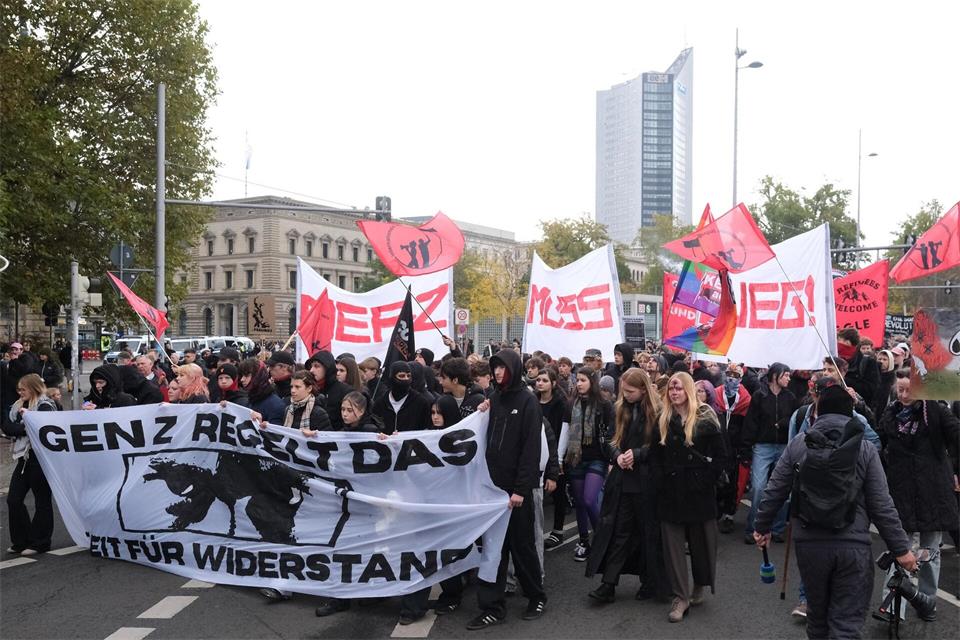 Mehrere tausend Menschen ziehen durch Leipzig.Sebastian Willnow/ dpa/dpa