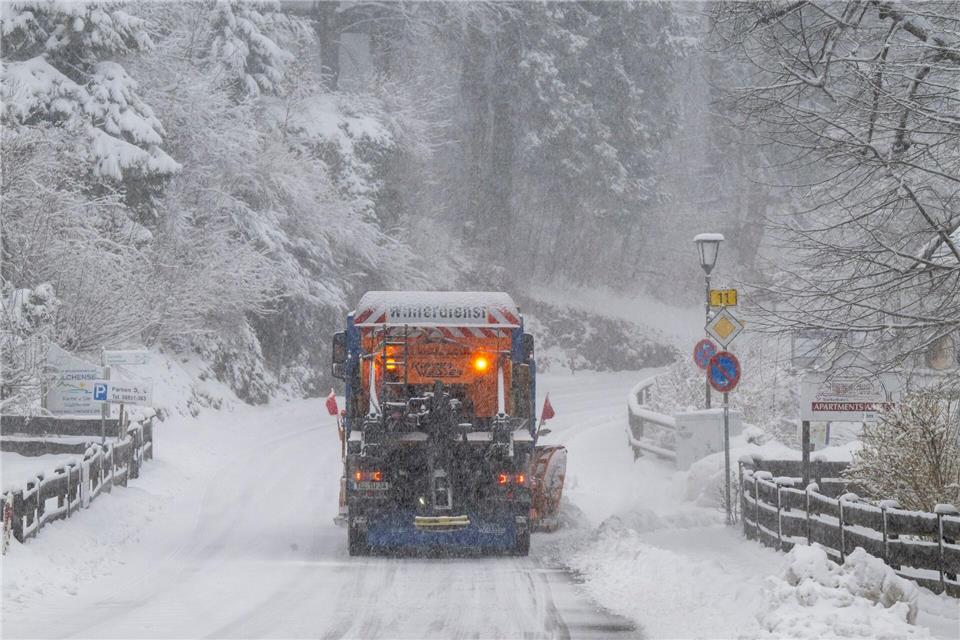Mehrere wetterbedingte Unfälle gab es auf Bayerns Straßen.Peter Kneffel/dpa