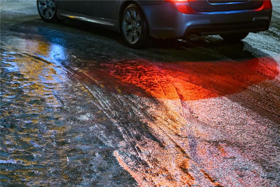 Mehrfach sorgte das Winterwetter in den vergangenen Monaten für vereiste Straßen in Brandenburg. (Archivbild)Patrick Pleul/dpa