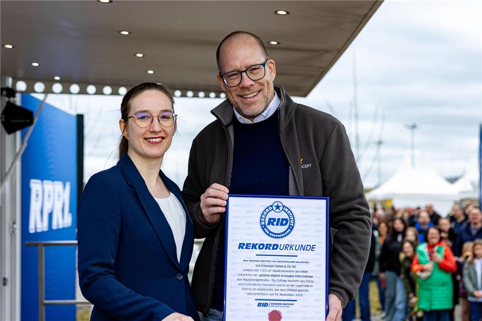 Meike Janz vom Rekord-Institut für Deutschland (RID) überreicht Vet-Concept-Geschäftsführer Sebastian Schlatter die Weltrekord-Urkunde.Laszlo Pinter/dpa