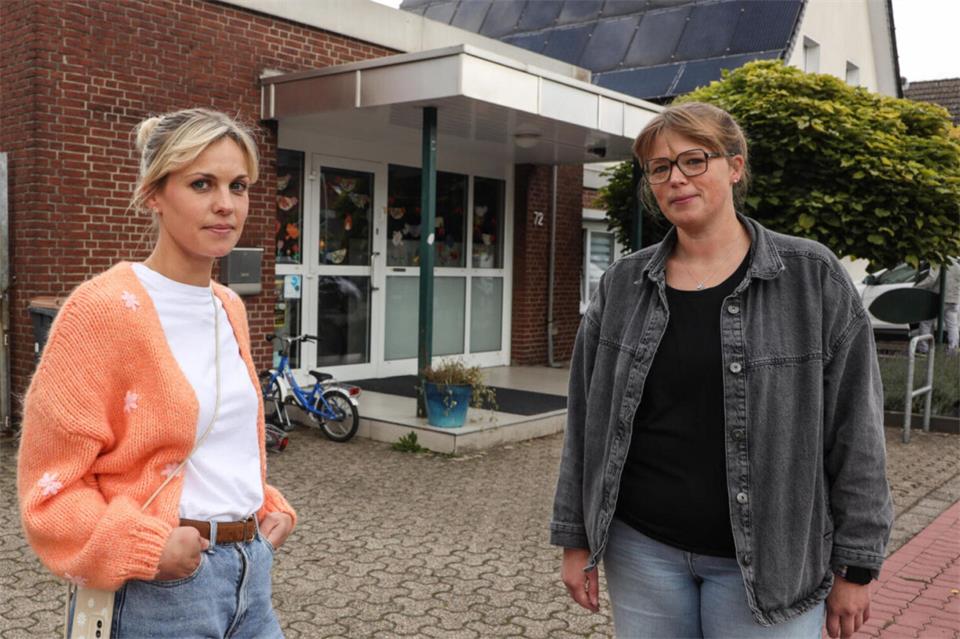 Meike de Oliveira Moreira (links) und Carina Busanny vom Elternbeirat machen sich dafür stark, dass die Bocholter Kindertagesstätte Wirbelwind über den 31. Juli 2027 hinaus Bestand hat.