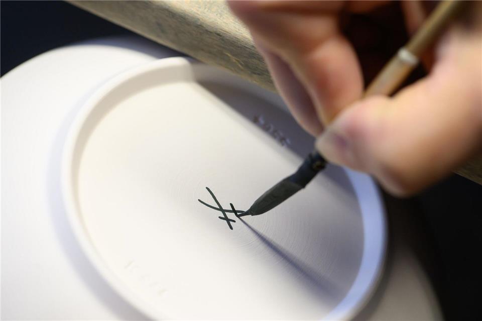 Meissner Porzellan kann einen neuen Schutzstatus erhalten (Archivbild). Robert Michael/dpa