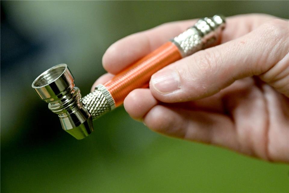 Meistens wird Crack in einer Pfeife geraucht, in seltenen Fällen wird es gespritzt.Britta Pedersen/dpa