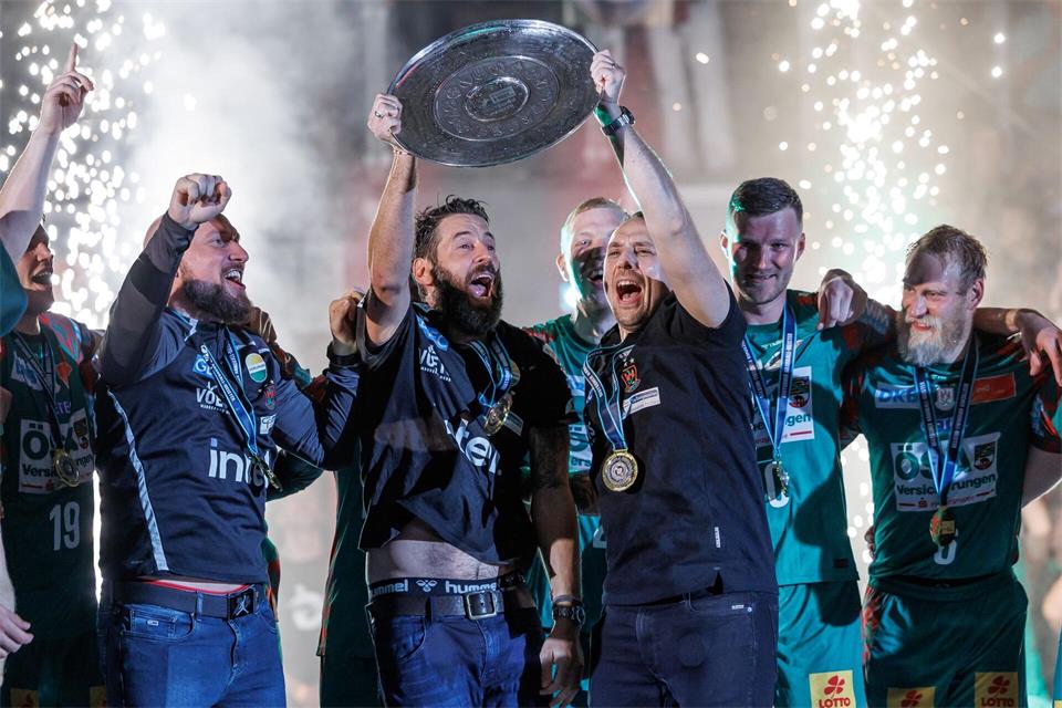 Meistertrainer Bennet Wiegert (m) möchte mit dem SC Magdeburg endlich auch den Supercup gewinnen. (Archivbild)Andreas Gora/dpa