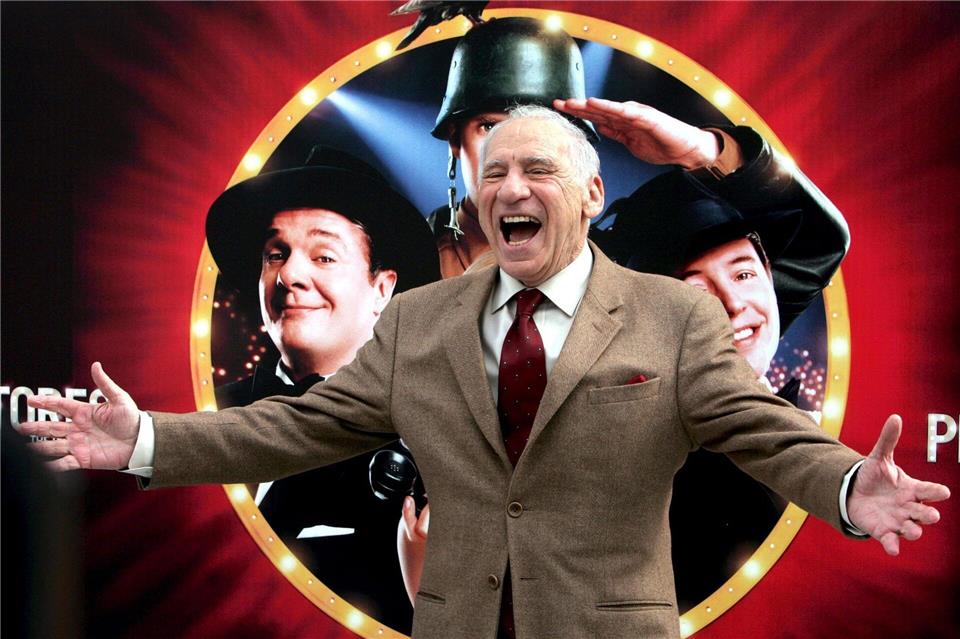 Mel Brooks vor 20 Jahren vor einem Plakat zum Film „The Producers“. (Archivbild)Juanjo Martin/EFE/EPA/dpa