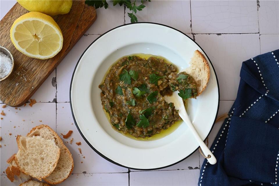 Melitzanosalata: Der griechische Salat, der eigentlich ein Dip ist, wird aus weich gebackener Aubergine zubereitet und zum Fladenbrot gedippt. Julia Uehren/dpa-tmn