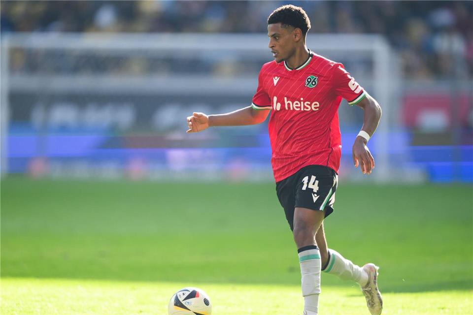 Melkamu Frauendorf (hier im Trikot von Hannover 96 II) wurde nach Angaben der Kickers Offenbach und der Stuttgarter Kickers rassistisch beleidigt. (Archivbild)Robert Michael/dpa