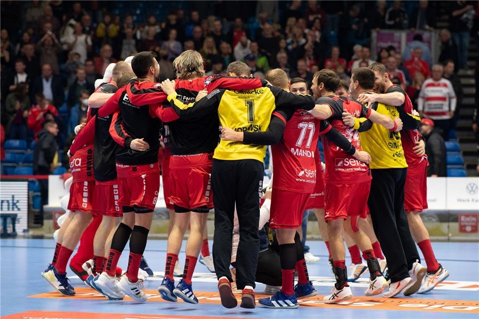 Melsungens Spieler jubeln nach der Schlusssirene über den Einzug in die Finalrunde.