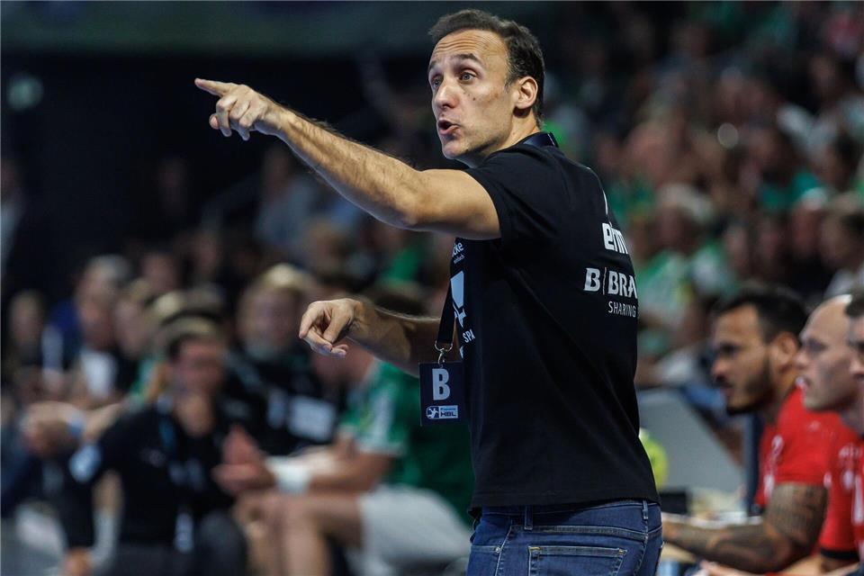 Melsungens Trainer Roberto Garcia Parrondo muss im Spiel bei Vardar Skopje auf zehn Spieler verzichten. (Archivbild)Andreas Gora/dpa