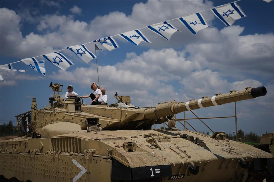 Memorial Day in Israel: Menschen klettern auf alte Panzer in der Gedenkstätte des Panzerkorps.Ariel Schalit/AP/dpa