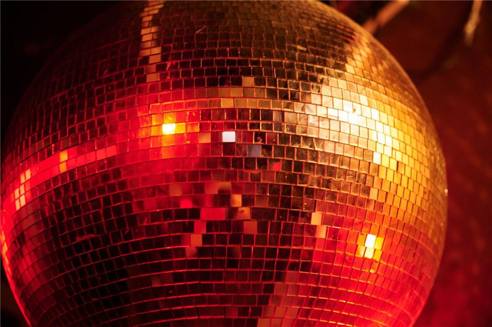 Mensch, damals bei der einen Party! Bei energiegeladenen Songs erinnert man sich eher an aufregende und freudvolle Momente. (Symbolbild)Annette Riedl/dpa
