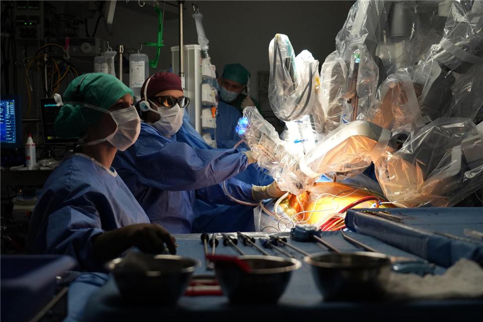 Mensch und Maschine stehen an der Charité gemeinsam am OP-Tisch.Manuel Genolet/dpa