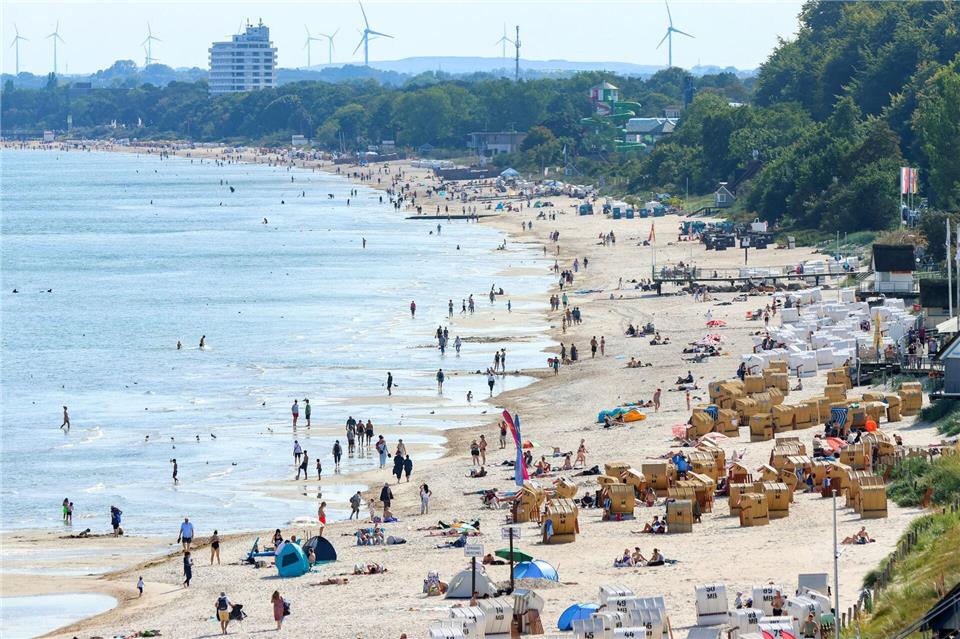 Menschen am Strand von Scharbeutz. (Archivbild)Bodo Marks/dpa