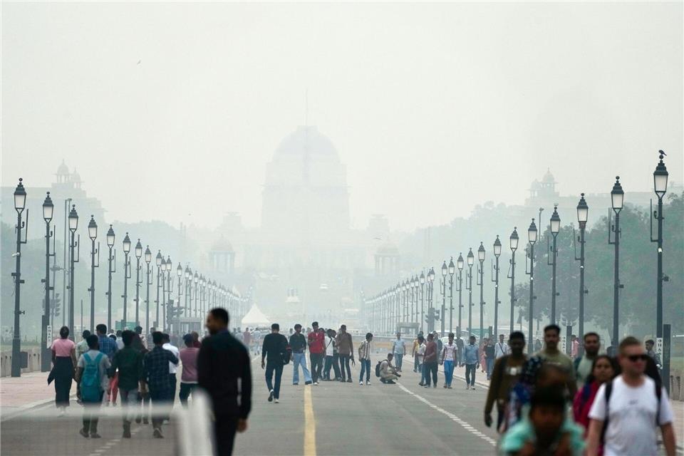 Menschen auf einer in Smog gehüllten Straße in Neu Delhi. (Archivbild)Manish Swarup/AP/dpa