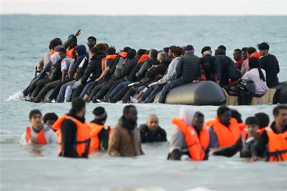 Bilder des Tages Menschen, bei denen es sich vermutlich um Migranten handelt, waten im Meer in Gravelines in Frankreich, nachdem sie erfolglos versucht hatten, an Bord eines kleinen Bootes zu gelangen.Gareth Fuller/PA Wire/dpa